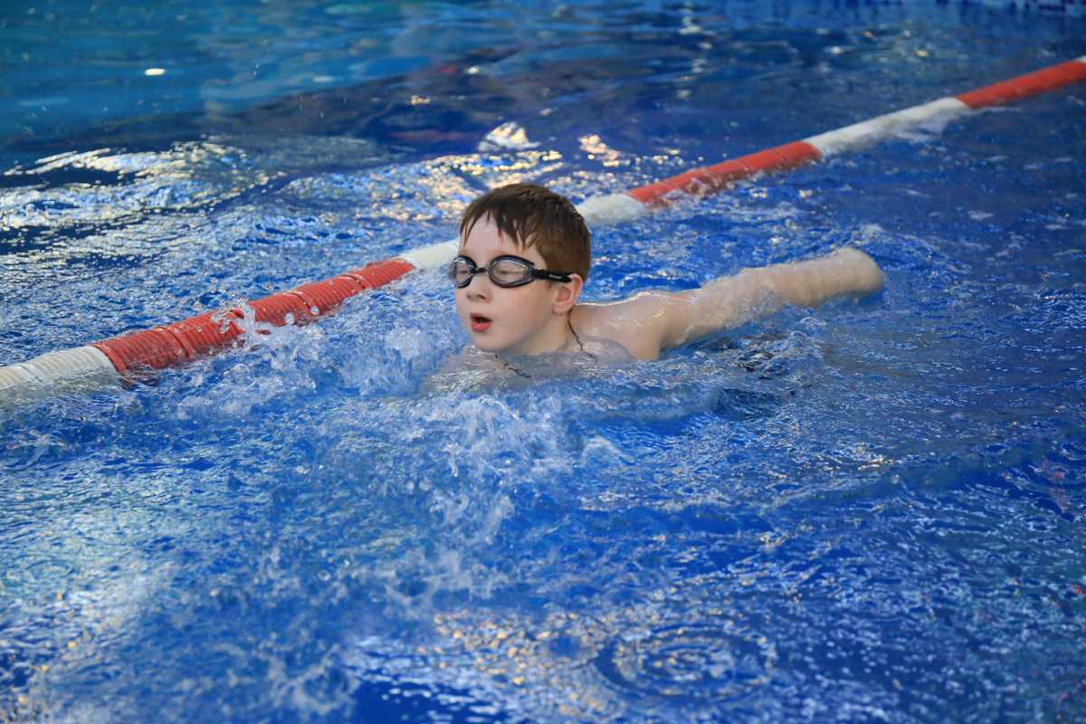 Школа плавания ученика. Соревнования по плаванию дети. Оздоровительное плавание для детей. Плавание детские соревнования. Соревнования по плаванию пловцы дети.